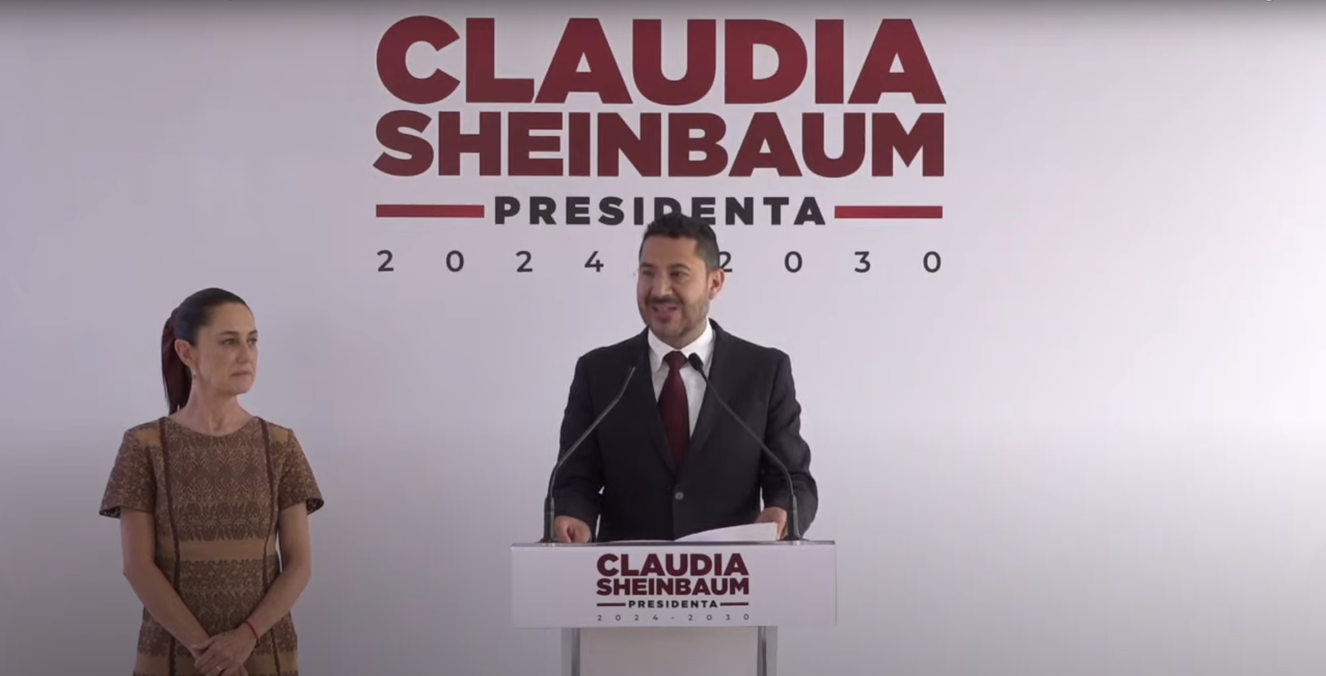 La persecución contra el ex gobernador de Chihuahua, Javier Corral, se debe a un acuerdo político entre la actual mandataria de ese estado, Maru Campos, y el ex titular del ejecutivo estatal, César Duarte—quien enfrenta acusaciones por su presunta responsabilidad en delitos de peculado y asociación delictiva—, aseveró el presidente Andrés Manuel López Obrador. “Es un asunto político, ya lo explicamos; es una venganza porque Corral presentó las denuncias en contra del ex gobernador de Chihuahua, Duarte. En esas denuncias de corrupción se involucró a personajes del PRI. Creo que hasta algunos medios dieron a conocer todo lo que en ese tiempo se ventiló; le llamaron operación Zafiro”, comentó López Obrador. En la conferencia matutina, a pregunta sobre el tema, explica el diario La Jornada, luego del fallido intento de aprehensión de Corral en un restaurante de la Ciudad de México por parte de agentes ministeriales de Chihuahua, el mandatario insistió en que existe una alianza entre Campos y Duarte, quien en junio pasado fue favorecido con una decisión judicial para enfrentar en arraigo domiciliario el juicio en su contra por los delitos que se le señalan, ambos con penalidad agravada. El presidente recordó que Duarte intentó refugiarse en Estados Unidos debido a las investigaciones emprendidas durante la administración local de Corral, pero fue detenido en aquel país y extraditado a México. “Pero hace un acuerdo con la actual gobernadora, un acuerdo político, trabajan de común acuerdo en contra de Corral y fabrican esta acusación contra Corral. Eso es lo que existe”, dijo. El jefe del Ejecutivo federal destacó que la intención de la autoridad de Chihuahua era detener a Corral—quien será senador por el Movimiento de Transformación y forma parte del equipo cercano de la presidenta electa, Claudia Sheinbaum—antes de que adquiera fuero. “Porque si no, tienen que hacer una solicitud formal, como lo establece la ley, para desaforarlo y juzgarlo”, subrayó. De acuerdo con información de La Jornada, López Obrador también apuntó que el ex mandatario estatal y hoy aliado de la Cuarta Transformación tiene derecho a defenderse. “Y es algo armado políticamente”, añadió sobre las acusaciones de presunta corrupción en su contra. A pregunta sobre si tiene conocimiento de que Corral tendría propiedades obtenidas de manera irregular, el mandatario federal remarcó: “No tengo información sobre esto. Tengo información de lo que sucedió cuando Duarte y otros se han enriquecido al amparo del poder público, pero no tengo información sobre enriquecimiento ilícito de Corral. Lo de Duarte, tampoco soy experto ni especialista, pero sí es un juicio. Creo que está libre, pero sujeto a proceso”.