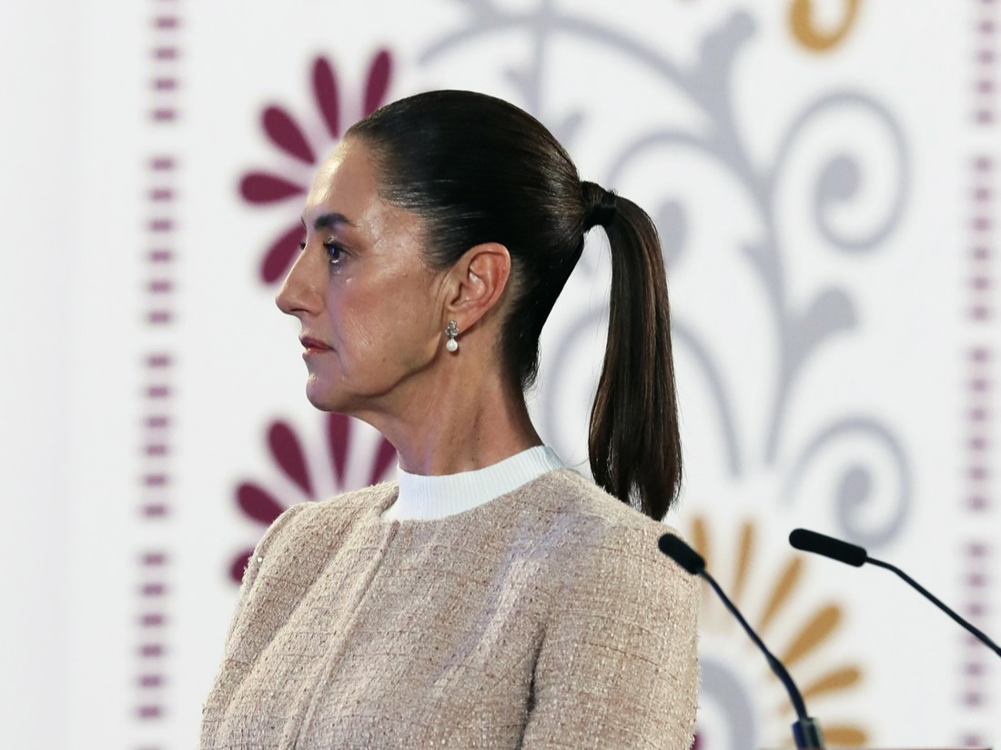 La presidenta de México, Claudia Sheinbaum, participa este lunes durante una conferencia de prensa en Palacio Nacional de la Ciudad de México. (Imagen de EFE)