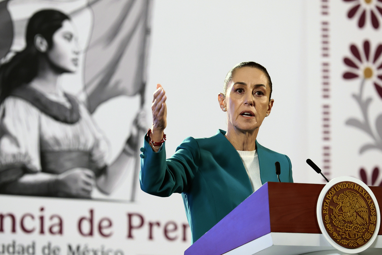 La Presidenta de México, Claudia Sheinbaum, habla durante su conferencia de prensa matutina en Palacio Nacional. (Foto de José Méndez de la agencia EFE)