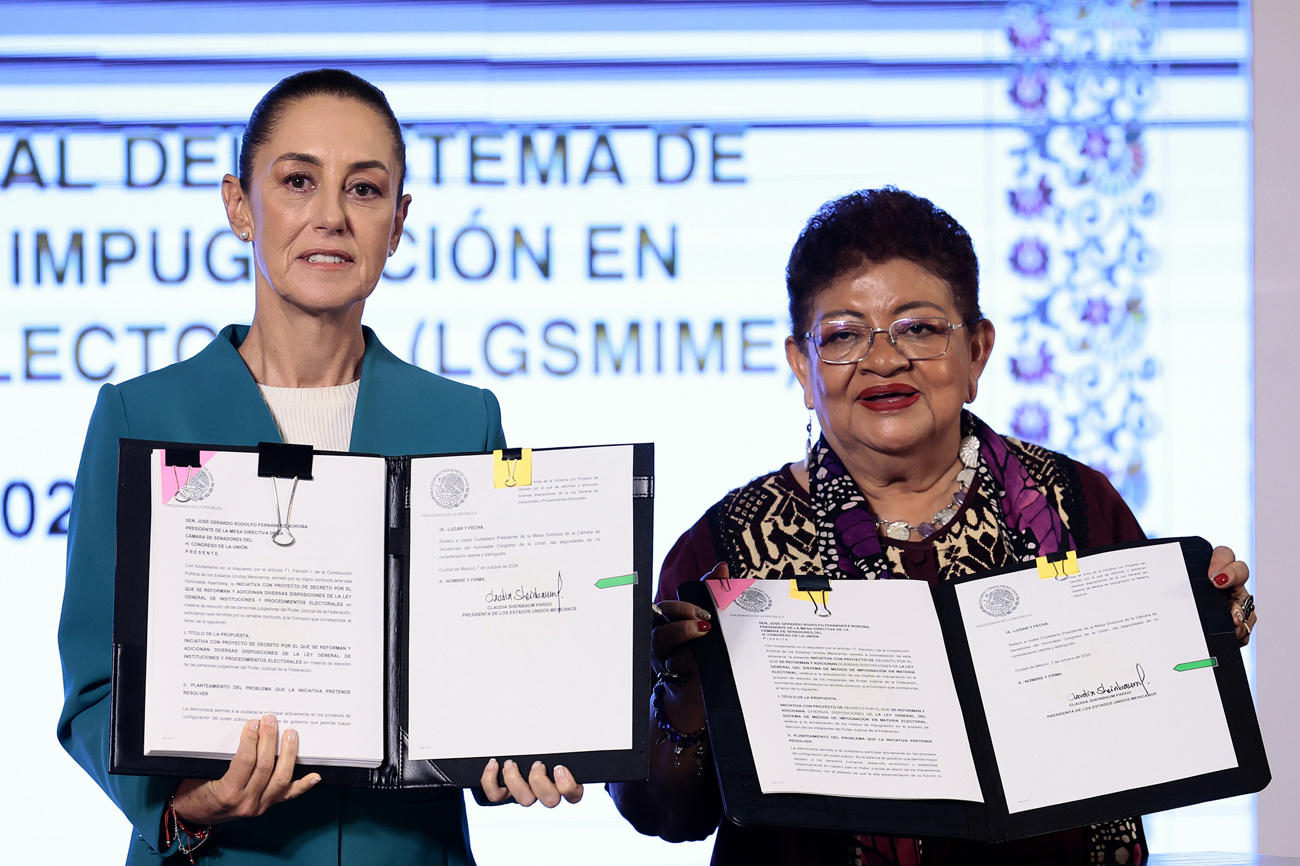 La Presidenta de México, Claudia Sheinbaum (i), y la consejera jurídica de la Presidencia, Ernestina Godoy, muestran 2 iniciativas durante una conferencia de prensa en Palacio Nacional. (Foto de José Méndez de la agencia EFE)