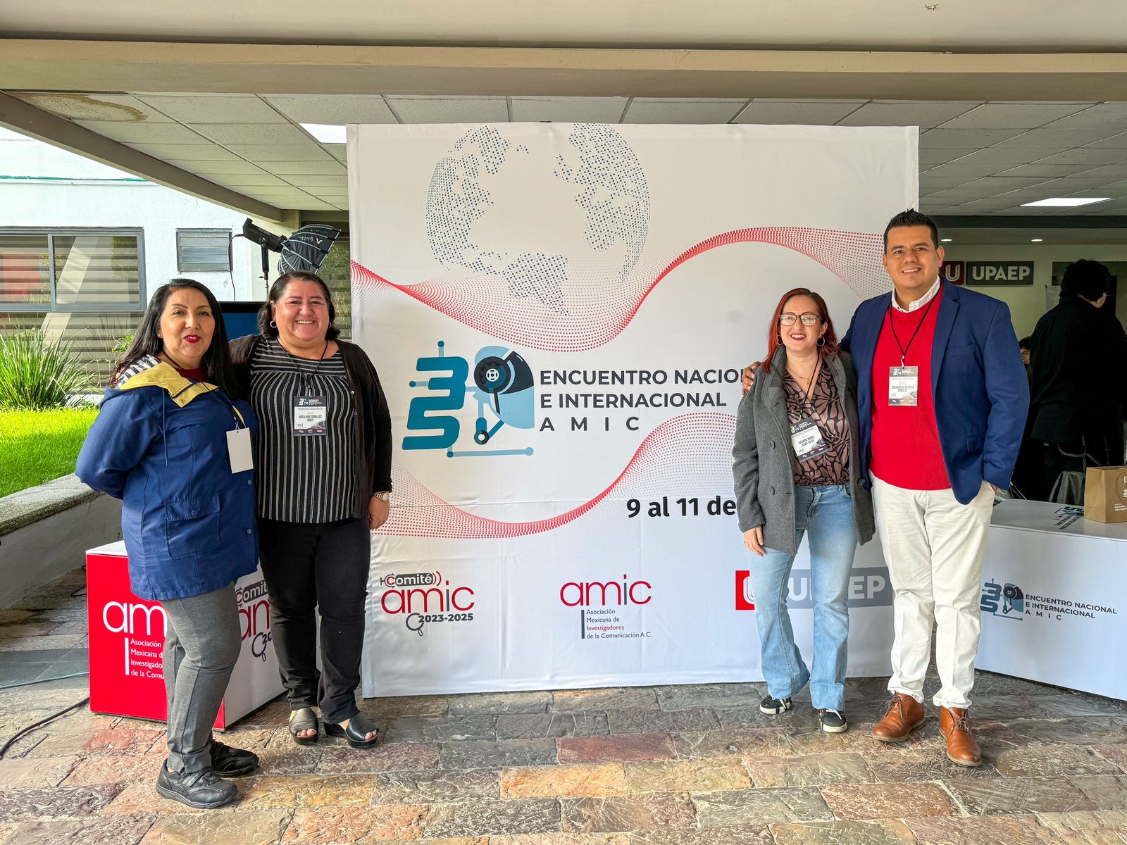 Universitarios presentan investigaciones sobre comunicación en encuentro nacional Un grupo de académicos de la Universidad de Colima participó en el 35 Encuentro Nacional de la Asociación Mexicana de Investigadores de la Comunicación (AMIC), celebrado hace unos días en la Universidad Popular Autónoma del Estado de Puebla (UPAEP). El evento, titulado “Inteligencia artificial y procesos comunicativos”, fue el escenario donde las y los investigadores presentaron resultados de estudios sobre temas como la violencia contra periodistas, la gestión de riesgos en comunidades, y la violencia de género en universidades. La Dra. Aideé Arellano Ceballos y el Dr. Arnoldo Delgadillo Grajeda presentaron la ponencia: “Ser periodista en la ciudad más violenta del mundo. Aproximación desde una experiencia dialógica”, que abordó la doble vulnerabilidad que enfrentan los y las periodistas en Colima. “El ejercicio periodístico en contextos violentos exige una adaptación constante, tanto en lo profesional como en lo personal”, explicaron los investigadores, resaltando los desafíos que enfrentan los comunicadores para equilibrar la seguridad personal con su labor informativa. Por su parte, la Dra. Alicia Cuevas Muñiz expuso los resultados de su trabajo en la ponencia: “Educación y comunicación ambiental: experiencia docente en intervención comunitaria sobre gestión de riesgos”. Cuevas detalló el diseño de nueve proyectos dirigidos a niños y jóvenes en Colima, enfocados en la educación sobre riesgos sísmicos, huracanes y cambio climático. Señaló que existe una falta de conocimiento sobre estos riesgos en la población, lo que representa una oportunidad para mejorar la educación y prevención en este ámbito. En cuanto a la Dra. Alma Celia Galindo Núñez, presentó su investigación: “Narrativas universitarias en Instagram sobre el #8M, en tendederos digitales”. En su ponencia, analizó cómo los colectivos feministas en universidades mexicanas utilizan redes sociales para visibilizar la violencia de género. Destacó que un 80% de las publicaciones estudiadas corresponden a denuncias de violencia ejercida por estudiantes. Además de su participación individual, Delgadillo Grajeda coordinó cinco mesas temáticas dentro del evento y presentó el libro “Periodismo, Comunicación Política, y Política de la Comunicación”. Los cuatro académicos pertenecen al Cuerpo Académico 67 “Sociedad, cultura y significación”, adscrito a la Facultad de Letras y Comunicación (FALCOM) de la Universidad de Colima. Editado por Naomi Pérez con información de la Dirección General de Prensa de la UdeC.