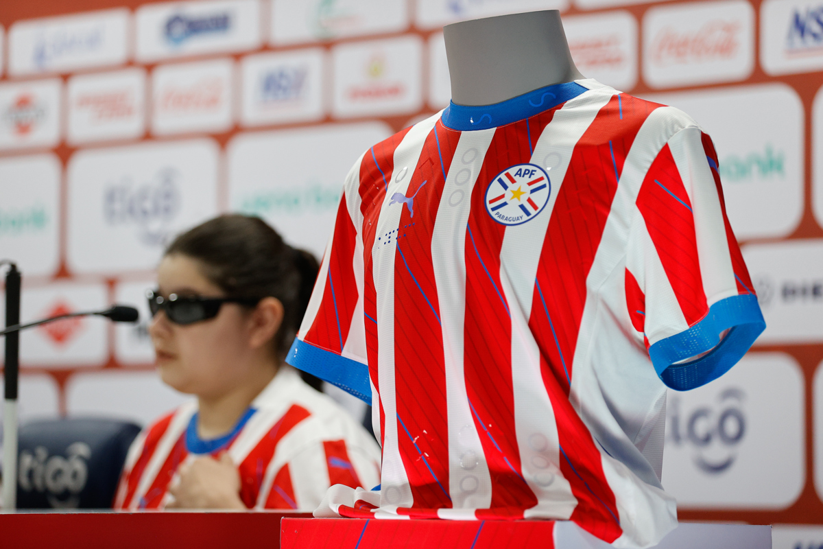 La Asociación Paraguaya de Fútbol presentó la nueva camiseta para no videntes en el Estadio Defensores del Chaco. EFE/ Juan Pablo Pino