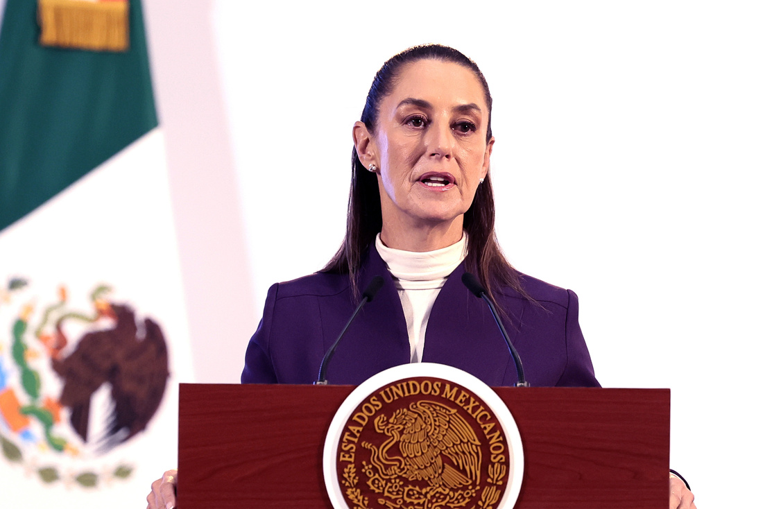 La Presidenta de México, Claudia Sheinbaum, participa durante su conferencia de prensa matutina en Palacio Nacional. (Foto de José Méndez de la agencia EFE