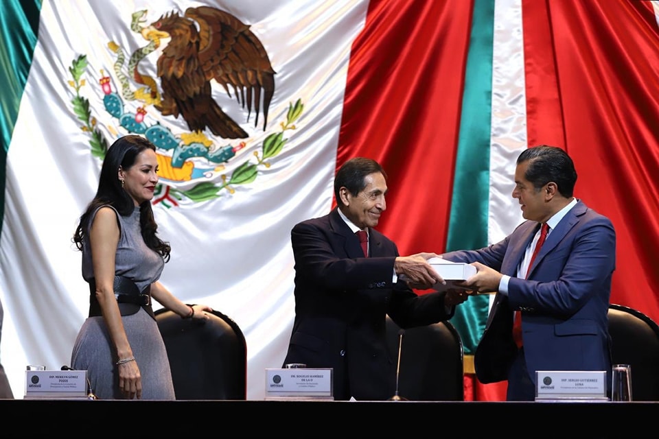 El secretario de Hacienda, Rogelio Ramírez de la O, entrega el Paquete Económico 2025 al presidente de la Mesa Directiva de la Cámara de Diputados, Sergio Gutiérrez Luna. (Foto de redes sociales)