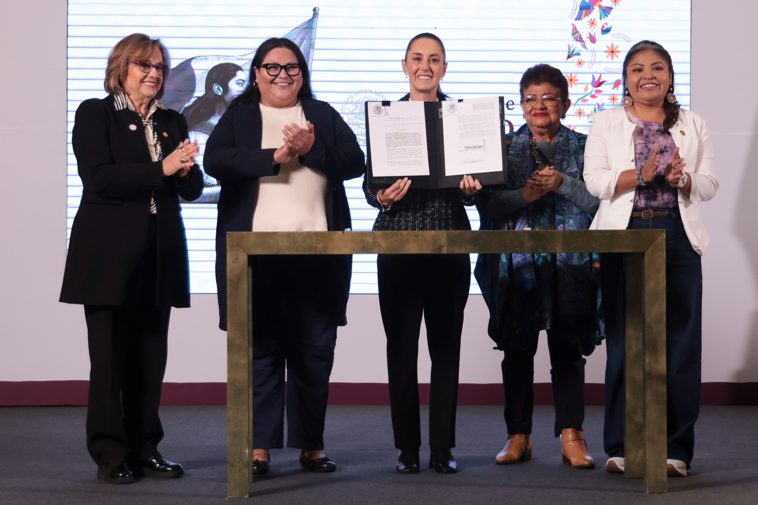 Esta reforma contempla modificar 6 artículos de la Constitución y 7 ordenamientos jurídicos. (Foto de la Presidencia de la República)