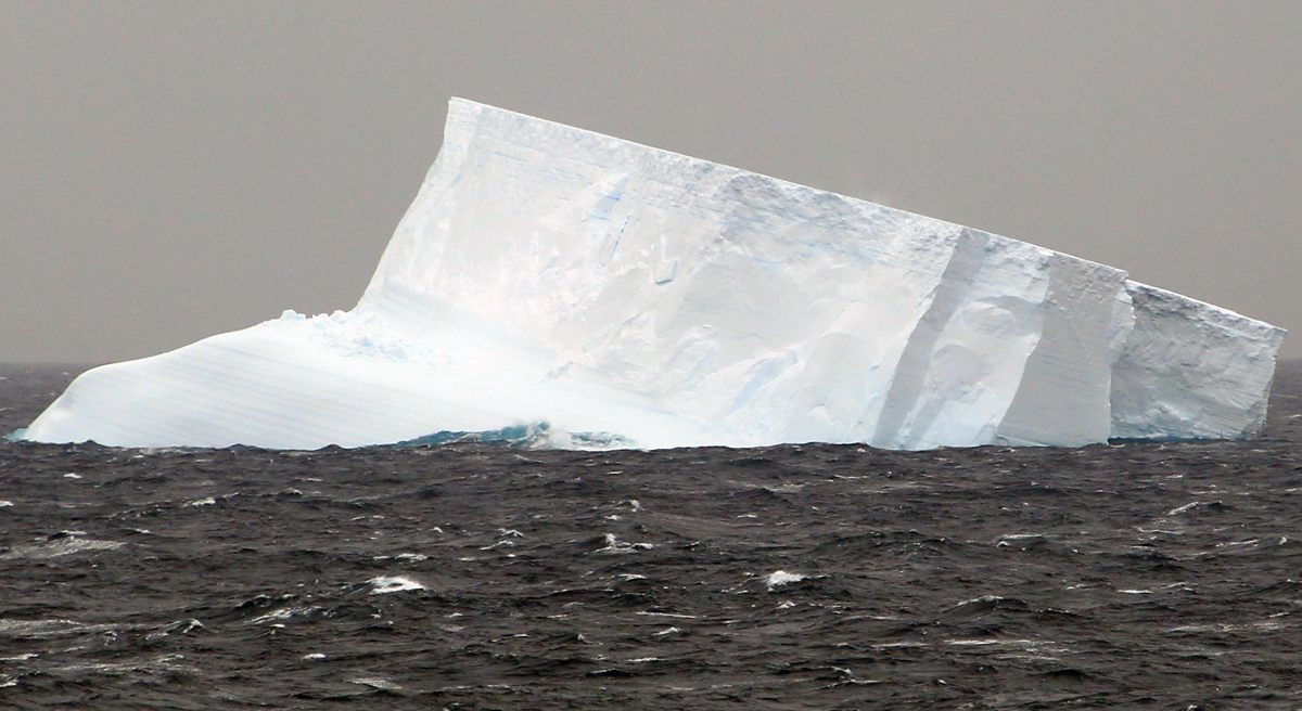 Vista de un témpano de hielo en el Antártico, en una imagen de archivo. (Foto de EFE)