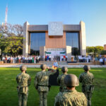 En la ceremonia, el rector acercó la bandera al fuego. (Foto de la Dirección General de Prensa de la UdeC)