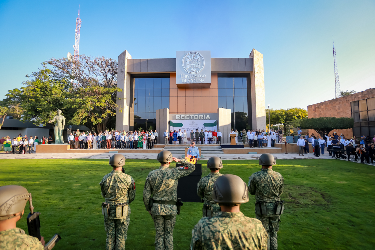 En la ceremonia, el rector acercó la bandera al fuego. (Foto de la Dirección General de Prensa de la UdeC)