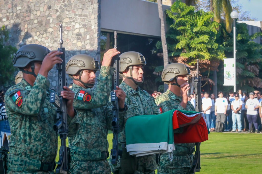 Realizan-ceremonia-de-incineracion-y-reposicion-de-la-bandera-en-la-UdeC_i-1024x683 Realizan ceremonia de incineración y reposición de Lábaro Patrio, en la Universidad de Colima