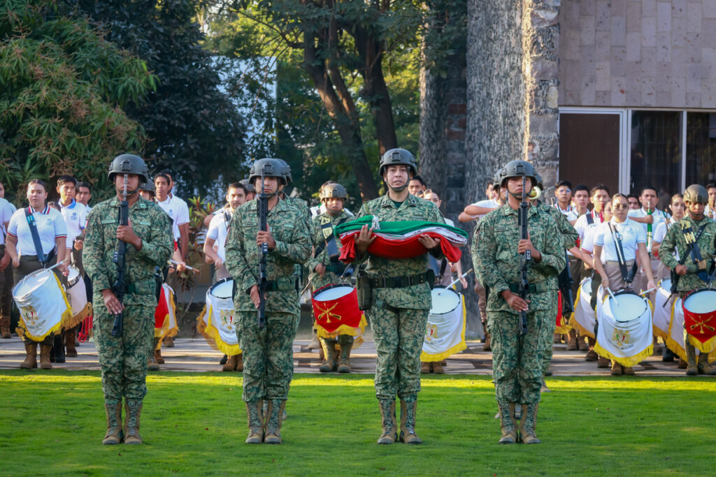 Realizan-ceremonia-de-incineracion-y-reposicion-de-la-bandera-en-la-UdeC_j-1024x683 Realizan ceremonia de incineración y reposición de Lábaro Patrio, en la Universidad de Colima