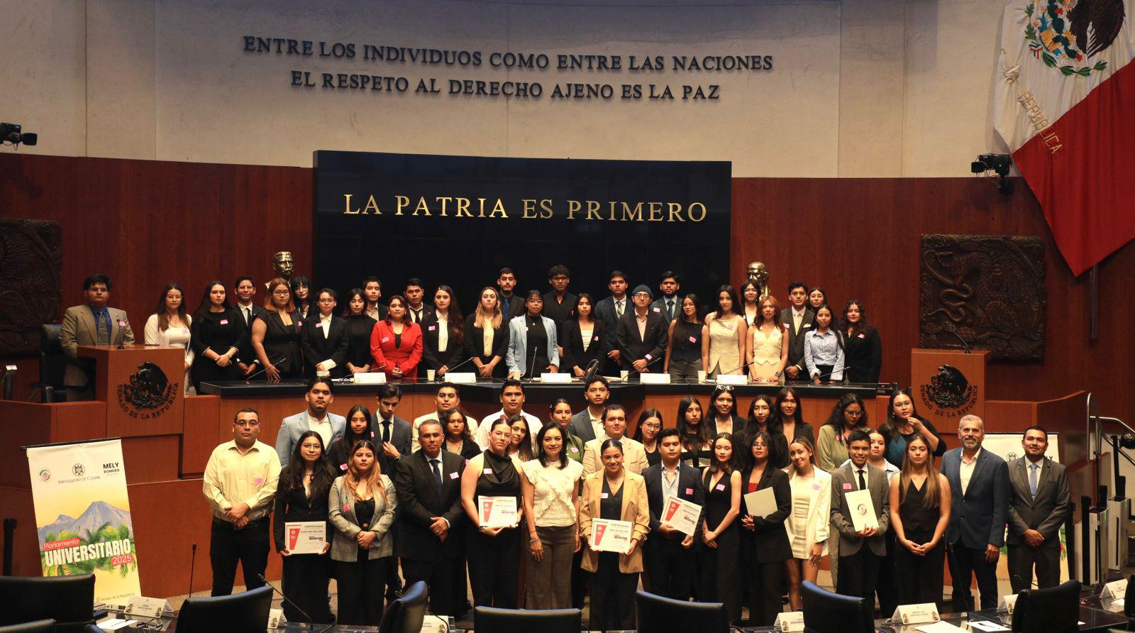 Las y los estudiantes no sólo aprendieron de manera directa lo que es el proceso legislativo, sino que también lo ejercieron. (Foto de la Dirección General de Prensa de la UdeC)