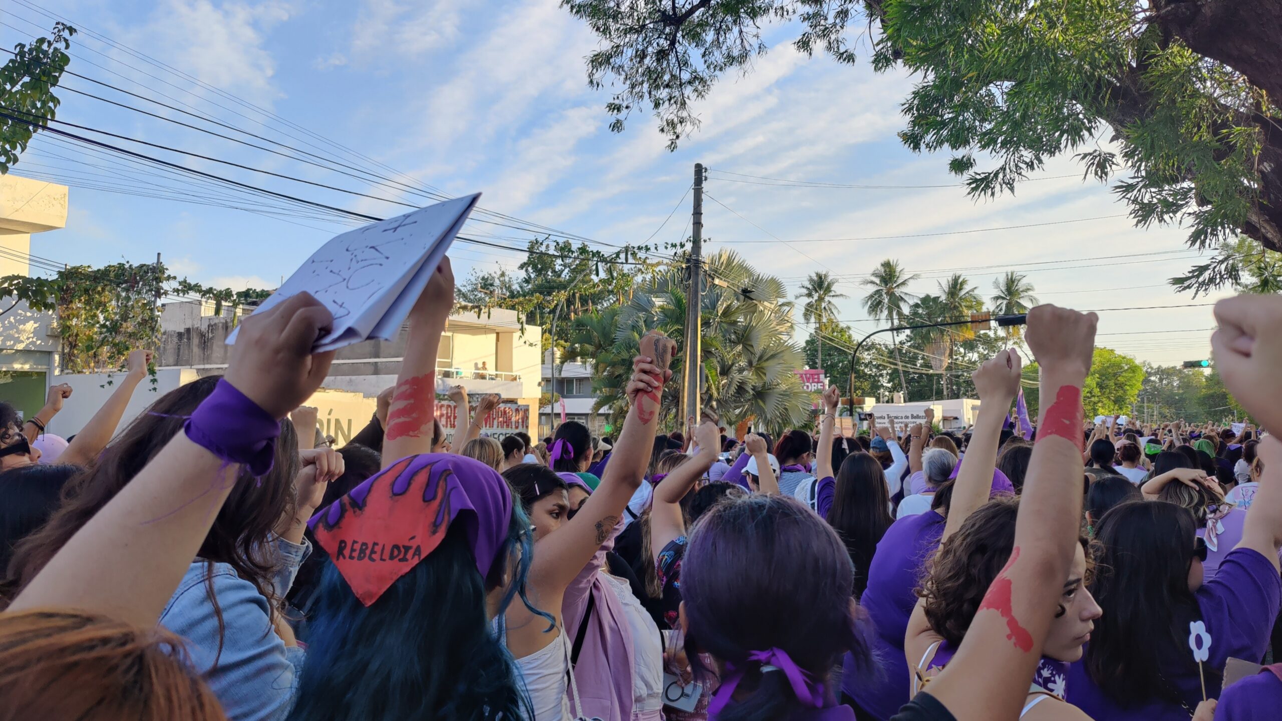 Karina y su hermana en su primera marcha del 8M, después de ser víctima de acoso callejero