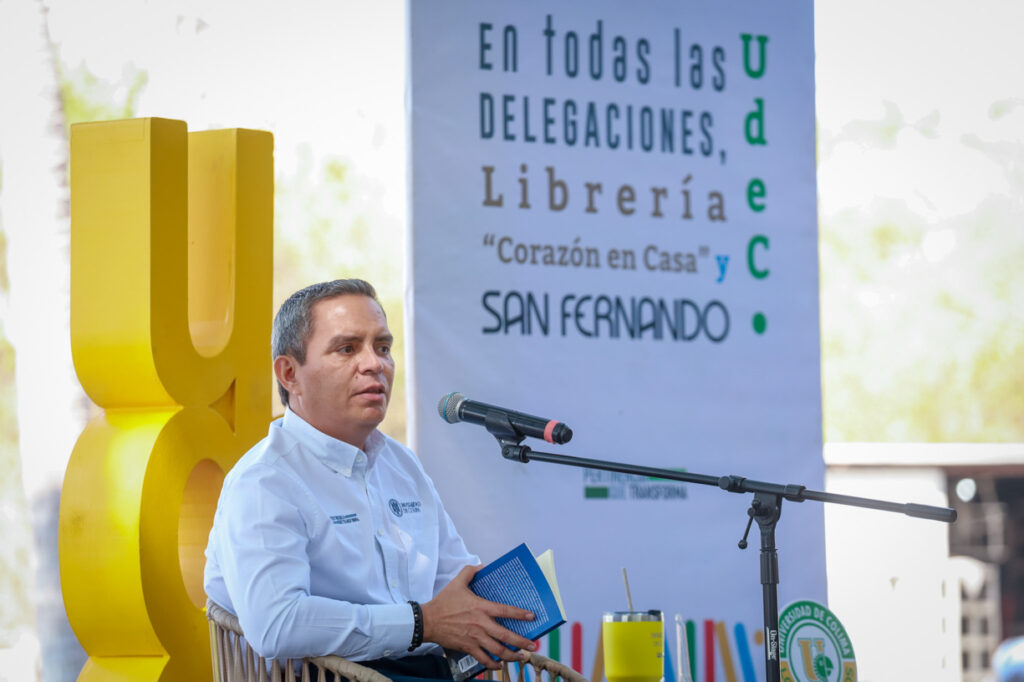 Rector-lee-en-voz-alta-libro-escrito-por-estudiantes_f-2-1024x682 Rector lee en voz alta libro escrito por estudiantes, en Manzanillo