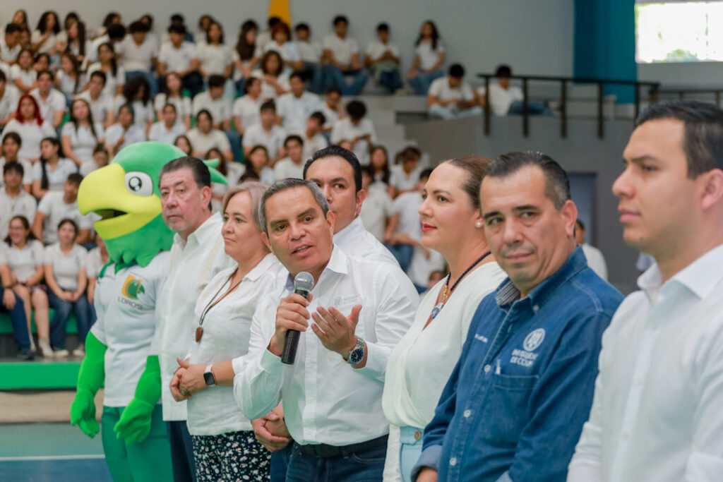 Rector-participa-en-megafoto-por-los-47-anos-del-Bach-4_Rector-1024x683 Bachillerato 4 celebra 47 años de historia y tradición universitaria, con megafotografía