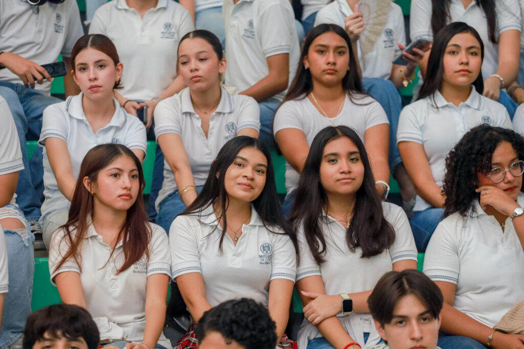 Rector-participa-en-megafoto-por-los-47-anos-del-Bach-4_c-1024x683 Bachillerato 4 celebra 47 años de historia y tradición universitaria, con megafotografía