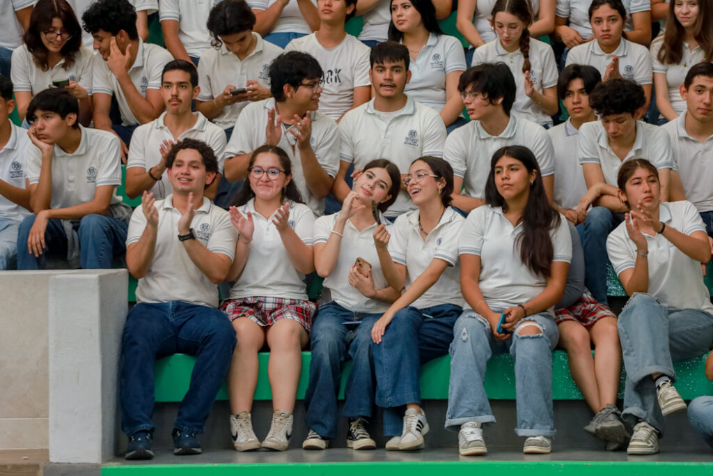 Rector-participa-en-megafoto-por-los-47-anos-del-Bach-4_d-1024x683 Bachillerato 4 celebra 47 años de historia y tradición universitaria, con megafotografía