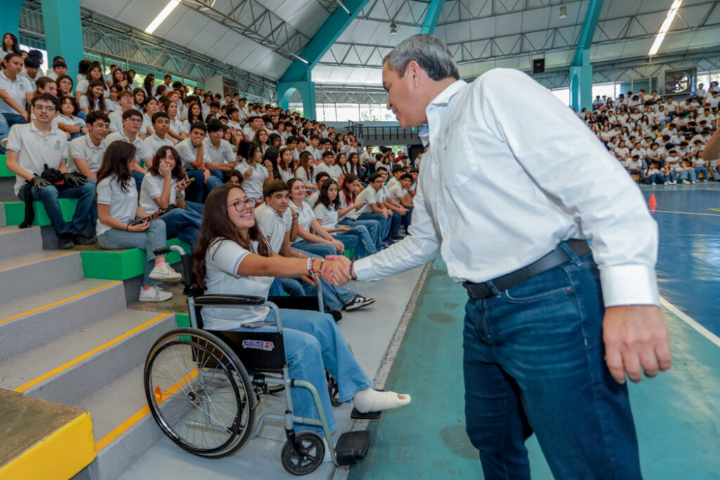 Rector-participa-en-megafoto-por-los-47-anos-del-Bach-4_h-1024x683 Bachillerato 4 celebra 47 años de historia y tradición universitaria, con megafotografía