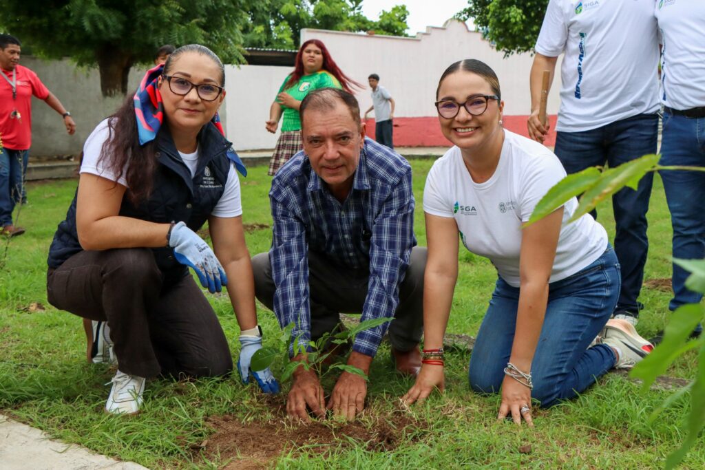 Jornada-de-Reforestacion-en-Armeria_b-1-1024x683 Bachilleres de la UdeC plantan61 árboles en Armería