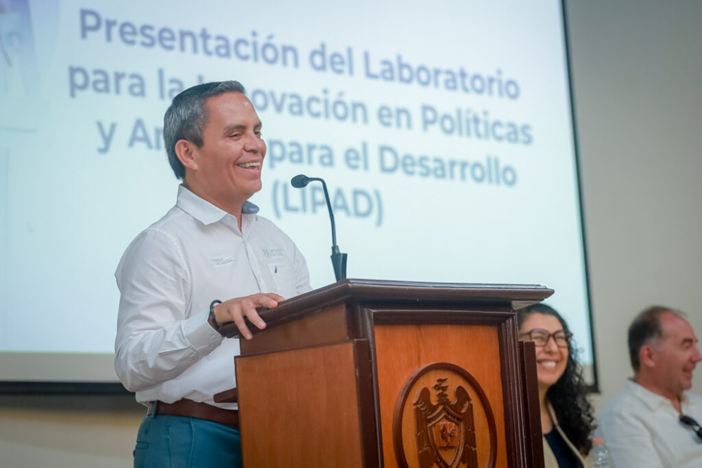 Presentan-Laboratorio-para-la-Innovacion-en-Politicas_Rector-UdeC-1024x683 Crean laboratorio para innovar en políticasy análisis para el desarrollo, en la UdeC