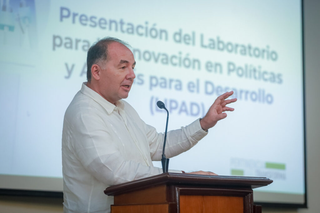 Presentan-Laboratorio-para-la-Innovacion-en-Politicas_Roberto-1024x683 Crean laboratorio para innovar en políticasy análisis para el desarrollo, en la UdeC