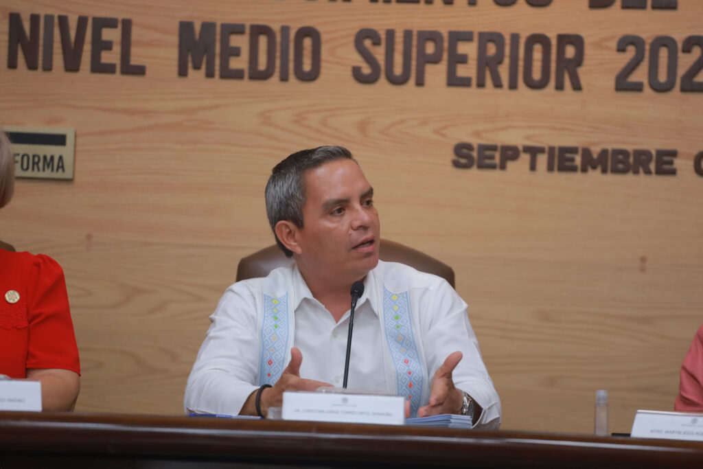 Reconocen-a-ganadores-de-concursos-de-conocimientos-de-prepa-2025_Rector-1024x683 Reconoce UdeC a ganadores de concursosde conocimientos de Media Superior 2025