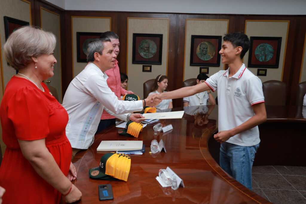 Reconocen-a-ganadores-de-concursos-de-conocimientos-de-prepa-2025_b-1-1024x683 Reconoce UdeC a ganadores de concursosde conocimientos de Media Superior 2025