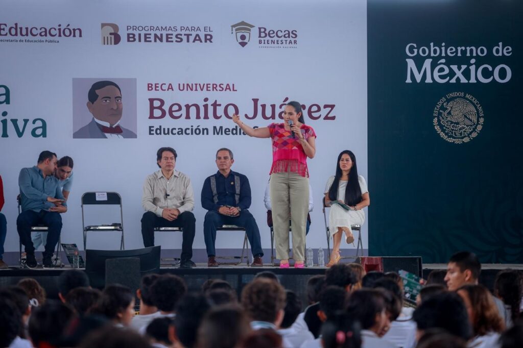 TRES-asambleas-informativas-sobre-Becas-Benito-Juarez_Indira_a-1024x682 Invitan a bachilleres a solicitar la beca “Benito Juárez”, en tres magnas asambleas