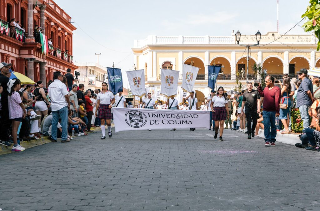 UdeC-en-desfile-de-Independencia-2015-1024x676 Participa Universidad de Colima en los festejos porel 215 aniversario de la Independencia de México