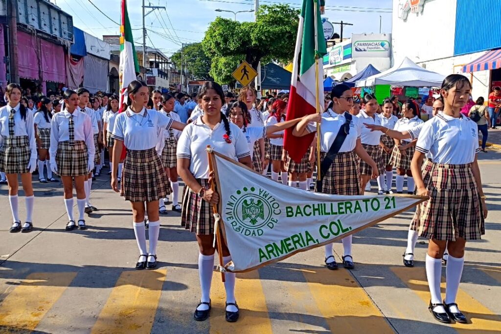 UdeC-en-desfile-de-Independencia-2015_Armeria-1024x683 Participa Universidad de Colima en los festejos porel 215 aniversario de la Independencia de México