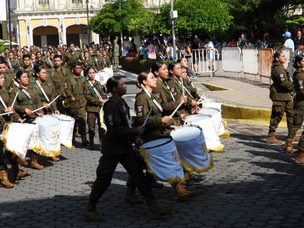UdeC-en-desfile-de-Independencia-2015_Banda-1-1024x768 Participa Universidad de Colima en los festejos porel 215 aniversario de la Independencia de México