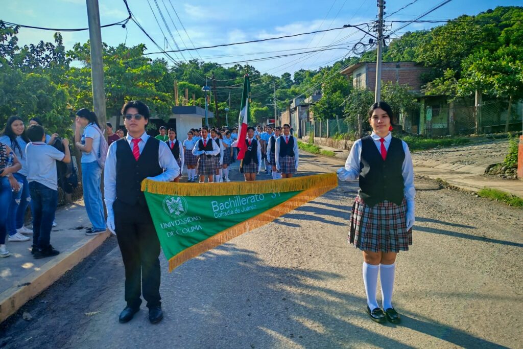 UdeC-en-desfile-de-Independencia-2015_Cofradia-1024x683 Participa Universidad de Colima en los festejos porel 215 aniversario de la Independencia de México