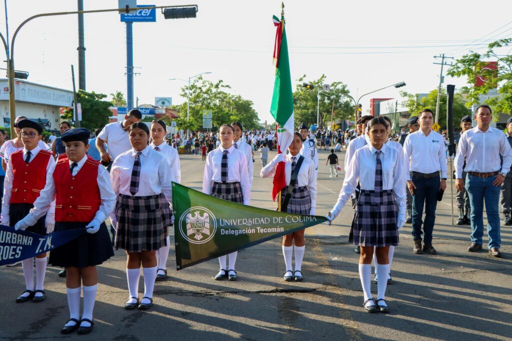 UdeC-en-desfile-de-Independencia-2015_Tecoman-1024x683 Participa Universidad de Colima en los festejos porel 215 aniversario de la Independencia de México