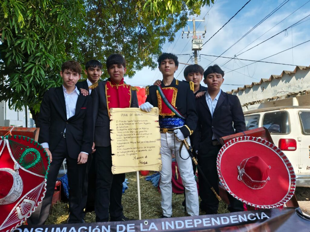 UdeC-en-desfile-de-Independencia-2015_Tecoman_a-1024x768 Participa Universidad de Colima en los festejos porel 215 aniversario de la Independencia de México