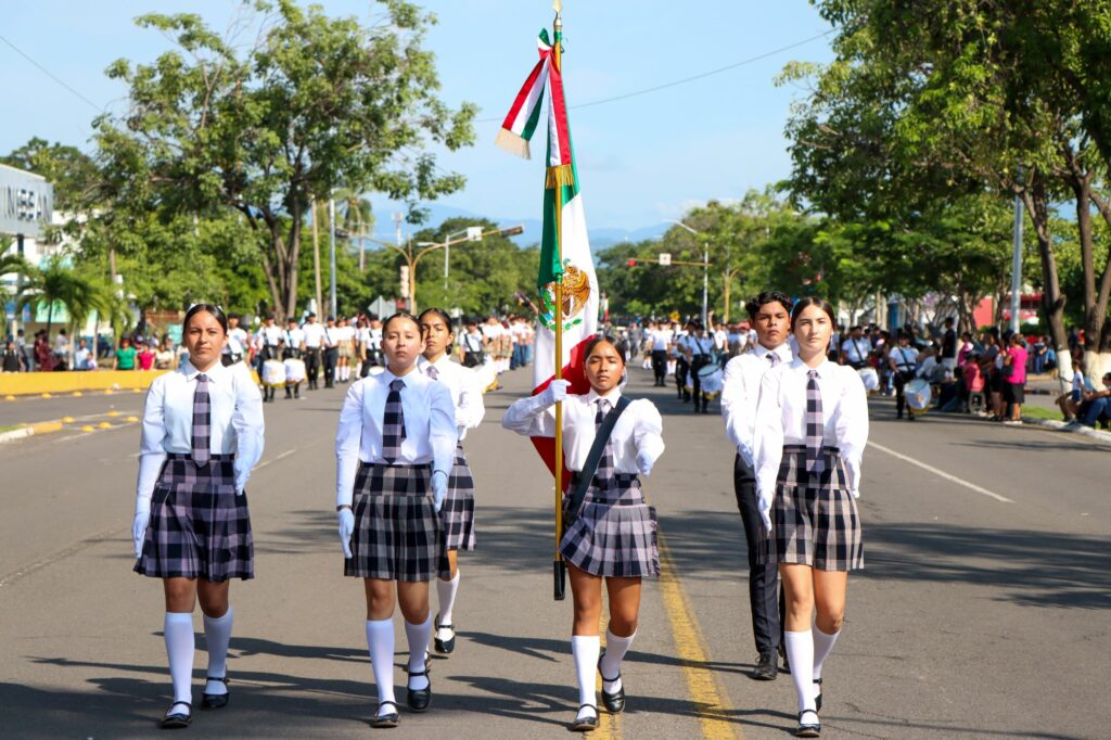 UdeC-en-desfile-de-Independencia-2015_Tecoman_b-1024x682 Participa Universidad de Colima en los festejos porel 215 aniversario de la Independencia de México