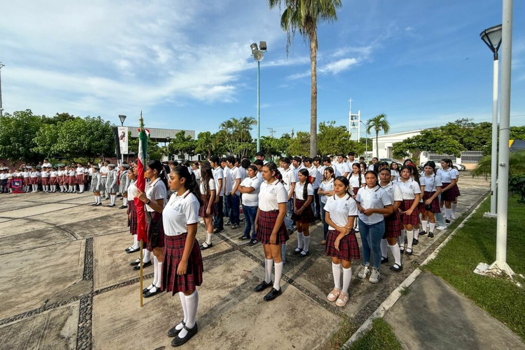 UdeC-en-desfile-de-Independencia-2015_Tecoman_d-1024x682 Participa Universidad de Colima en los festejos porel 215 aniversario de la Independencia de México