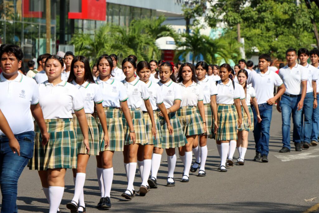 UdeC-en-desfile-de-Independencia-2015_f-1024x683 Participa Universidad de Colima en los festejos porel 215 aniversario de la Independencia de México