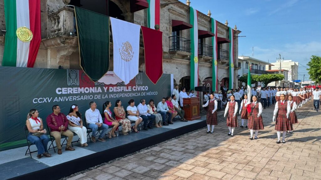 UdeC-en-desfile-de-Independencia-2015_j-1024x576 Participa Universidad de Colima en los festejos porel 215 aniversario de la Independencia de México
