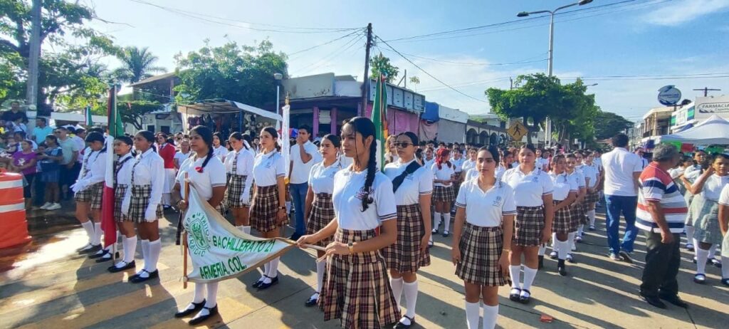 UdeC-en-desfile-de-Independencia-2015_m-1024x462 Participa Universidad de Colima en los festejos porel 215 aniversario de la Independencia de México