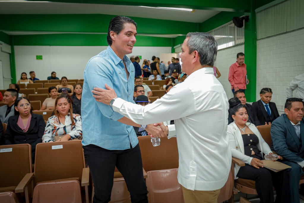 UdeC-y-Sicar-Farms-primera-generacion-de-Tecnicos-en-Ventas_Gudino-Rector-1024x683 UdeC y Sicar Farms celebran titulación deprimera generación de Técnicos en Ventas