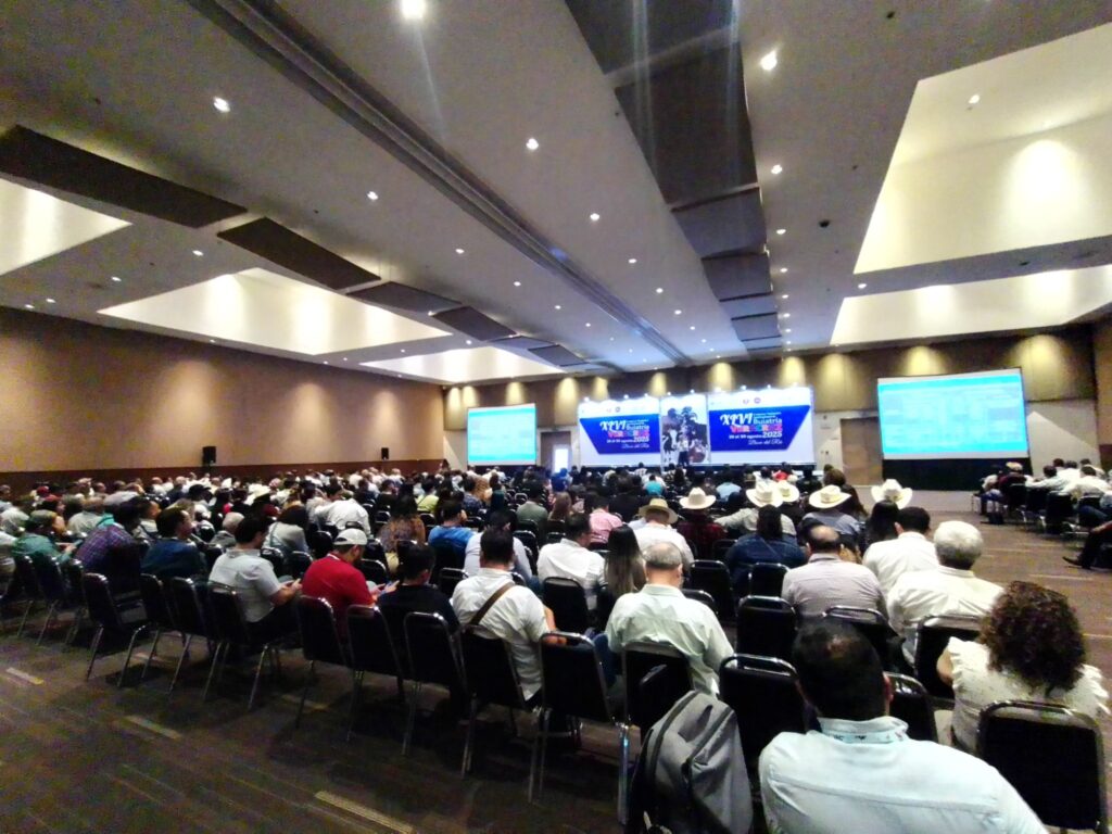 Universitarios-en-el-Congreso-Nacional-e-Internacional-de-Buiatria-2025-2-1024x768 Investigadores de la UdeC presentan estudios en Congreso Nacional e Internacional de Buiatría 2025