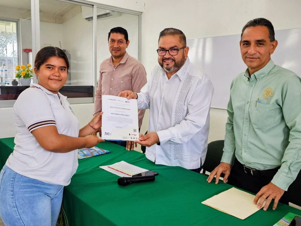 Bachilleres-apoyan-a-que-5-adultos-concluyan-educacion-basica_alumna-1024x768 Bachilleres de Armería apoyan a que 5 adultos concluyan su educación básica
