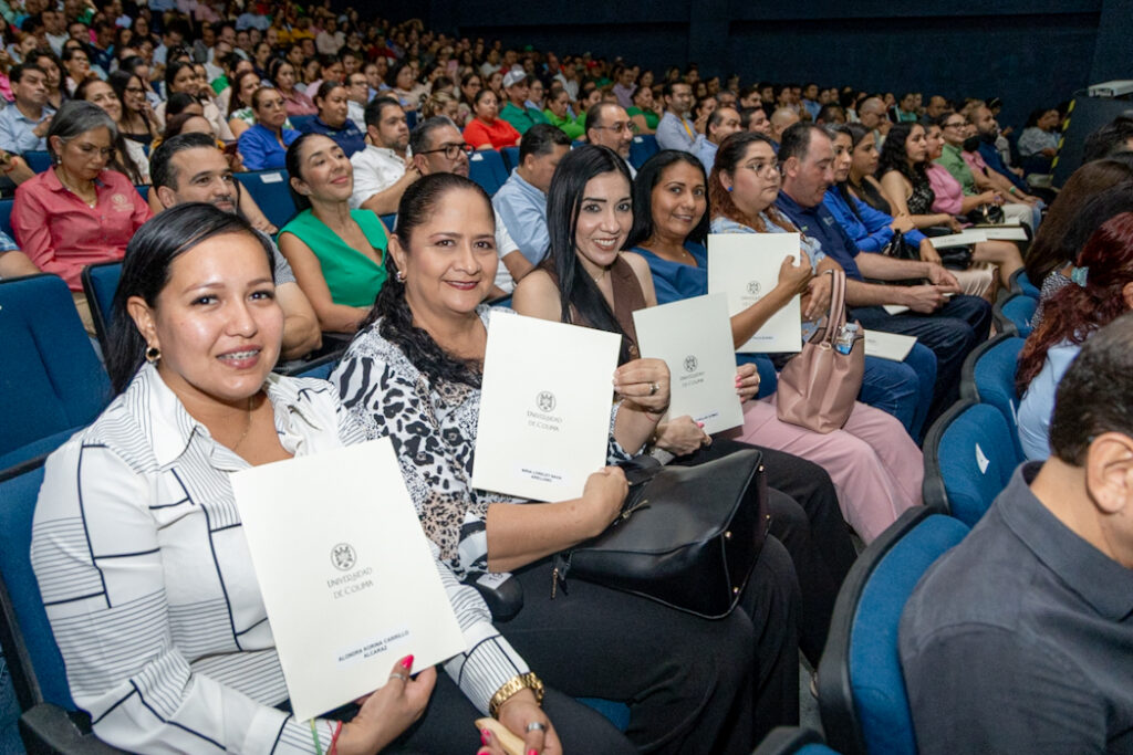 Entrega-de-constancias-del-Programa-de-Capacitacion-Anual_b-1-1024x683 “El aprendizaje continuo es el motor de nuestra innovación”: Christian Torres Ortiz, rector