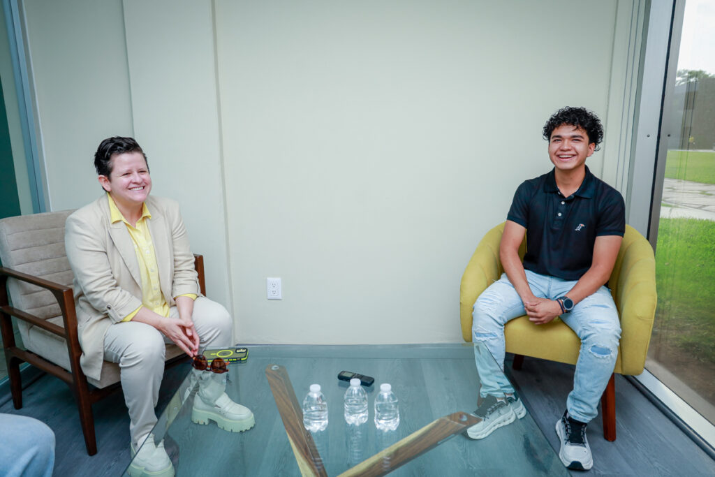 Estudiante-UdeC-gana-beca-completa-TrepCamp-x-Santander_a-1024x683 Universitario compite contra 32 mil estudiantes del mundo y gana beca completa TrepCamp x Santander