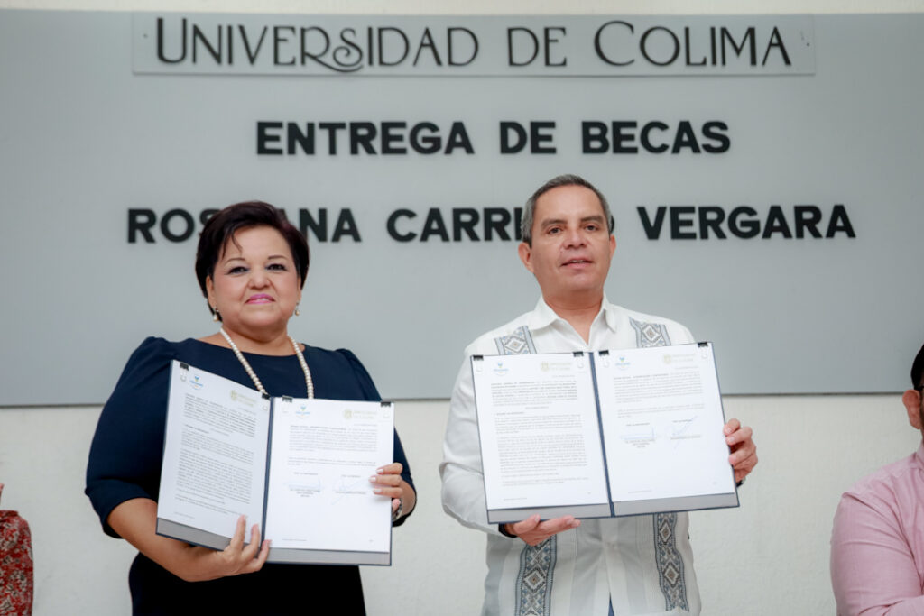 Primera-entrega-de-la-beca-Rossana-Carrillo-Vergara-1-1024x683 Por primera vez, UdeC otorga la beca “Rossana Carrillo Vergara” para estudiantes de licenciatura