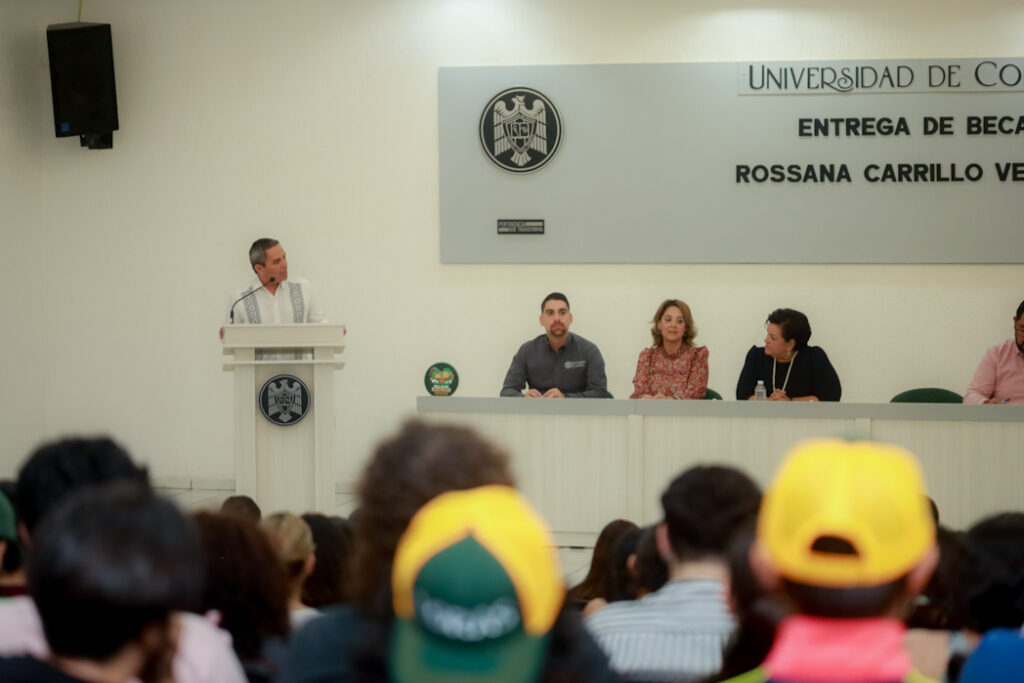 Primera-entrega-de-la-beca-Rossana-Carrillo-Vergara_Rector-1-1024x683 Por primera vez, UdeC otorga la beca “Rossana Carrillo Vergara” para estudiantes de licenciatura