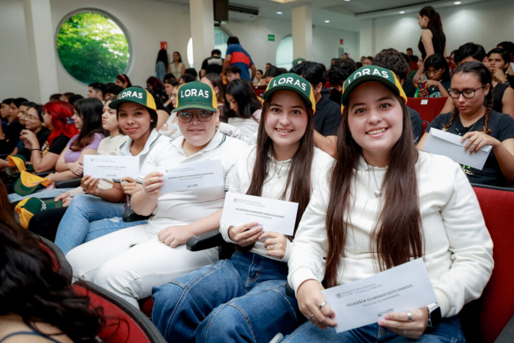 Primera-entrega-de-la-beca-Rossana-Carrillo-Vergara_a-1024x683 Por primera vez, UdeC otorga la beca “Rossana Carrillo Vergara” para estudiantes de licenciatura