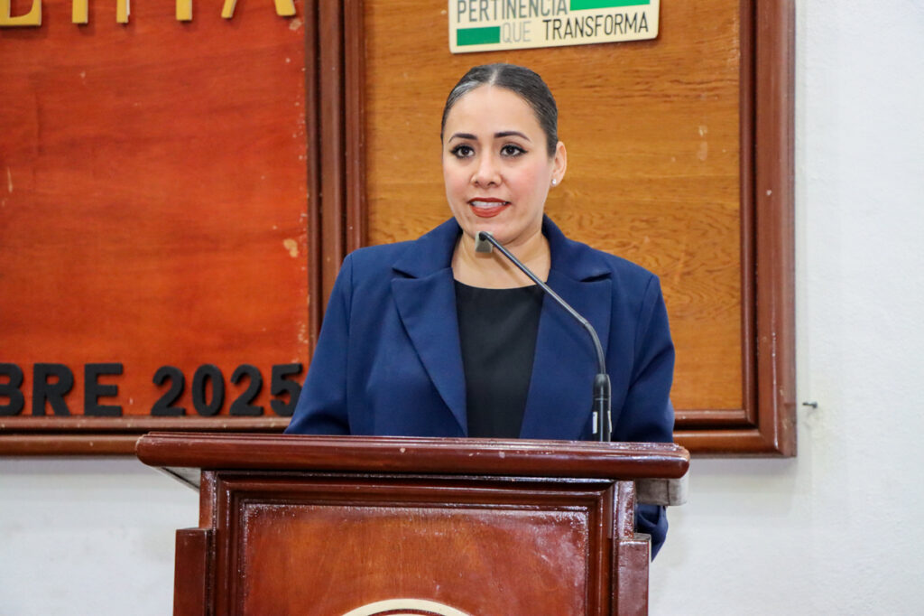 Se-titulan-63-egresados-del-Bachillerato-20-en-Tecoman_Mariela-1024x682 En una ceremonia realizada en el Centro de Tecnología Educativa del campus