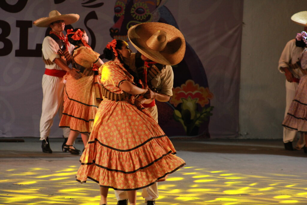 10-1024x683 El Ballet Folclórico de Villa de Álvarez deslumbra la Feria de todos los Santos