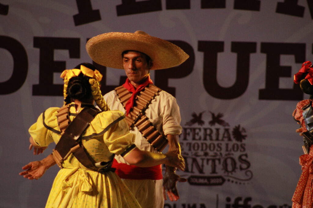 11-1024x683 El Ballet Folclórico de Villa de Álvarez deslumbra la Feria de todos los Santos