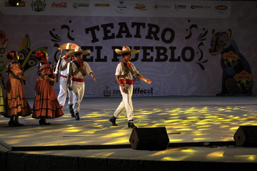 12-1024x683 El Ballet Folclórico de Villa de Álvarez deslumbra la Feria de todos los Santos